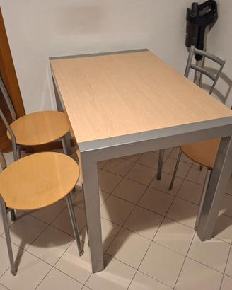 Tavolo da cucina con sedie