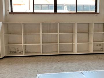 Scaffalature in legno bianco