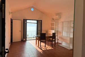 Studio in una villa tranquilla solleggia