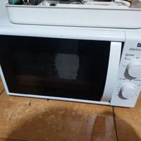 Microonde macchina caffè e bollitore