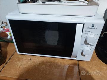 Microonde macchina caffè e bollitore