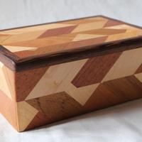 Scatola intarsiata in legno massello