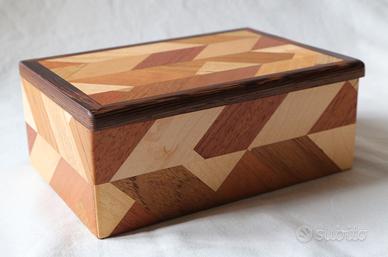 Scatola intarsiata in legno massello