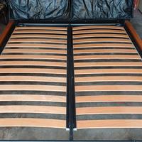 Letto matrimoniale in legno.