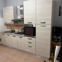 CUCINA CON TAVOLO E SEDIE