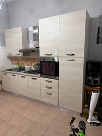 CUCINA CON TAVOLO E SEDIE