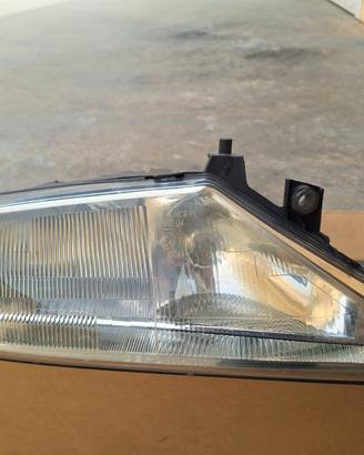 Fari anteriori destro e sinistro lancia y