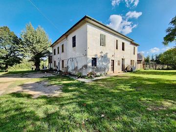 Rustico / Casale di 670 m² con più di 5 locali e b