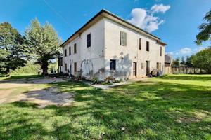 Rustico / Casale di 670 m² con più di 5 locali e b