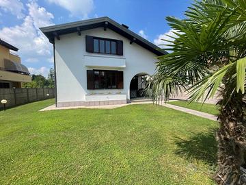 Villa di 375 m² con 5 locali e box auto doppio a D