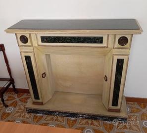 Caminetto antico in legno con specchiera