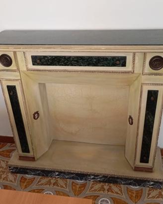 Caminetto antico in legno con specchiera