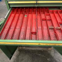 Armadietto dotato di 6 cassetti per attrezzi