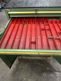 Armadietto dotato di 6 cassetti per attrezzi