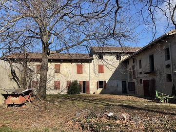 Rustico / Casale di 800 m² con più di 5 locali e b