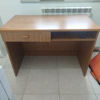 Scrivania con libreria 