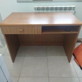 Scrivania con libreria 