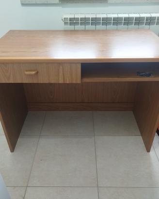 Scrivania con libreria 