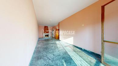 APPARTAMENTO PIU' PIANO AMMEZZATO DA RISTRUTTURARE