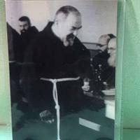 santino con reliquia di Padre pio