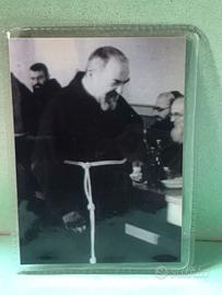 santino con reliquia di Padre pio