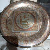 Piatto egiziano antico decorato in ottone e rame