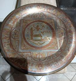 Piatto egiziano antico decorato in ottone e rame