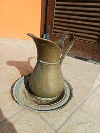 Antica brocca con piatto in ottone