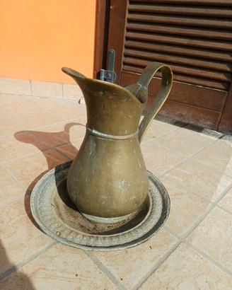Antica brocca con piatto in ottone