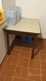 Tavolo  e 4 sedie