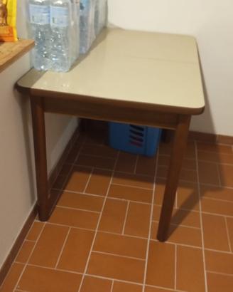 Tavolo  e 4 sedie