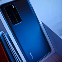 Huawei P40 PRO tenuto da maniaco