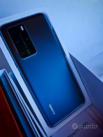 Huawei P40 PRO tenuto da maniaco