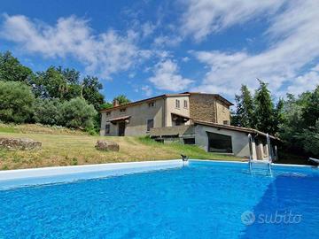 Villa di 370 m² con box auto a Arezzo