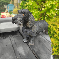 Statua cane bassotto in resina da ornamento