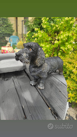 Statua cane bassotto in resina da ornamento