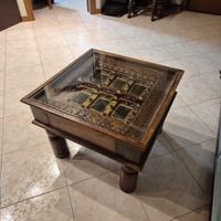 Tavolino vintage intagliato con dettagli in ottone