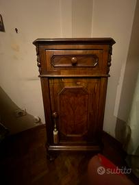 Coppia di comodini vintage in legno