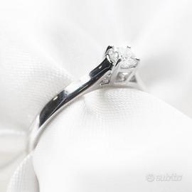 Anello solitario oro bianco con  diamante 0,17 ct