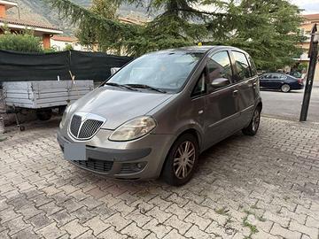 Lancia Musa 2004 – Ideale per città e neopatentati