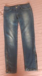 Jeans con cerniere in basso