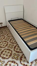 letto contenitore con spalliera e  un comodino