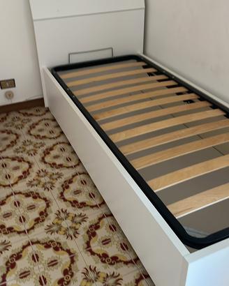 letto contenitore con spalliera e  un comodino