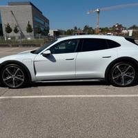 Porsche Taycan cross 4 