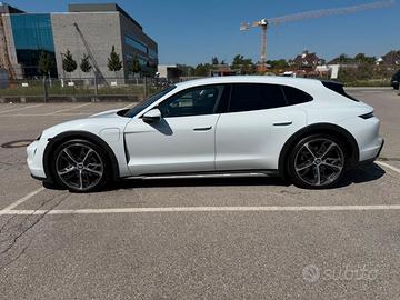 Porsche Taycan cross 4 