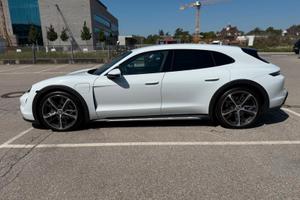 Porsche Taycan cross 4 