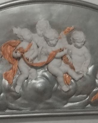 Basso rilievo Putti in gesso dipinto a mano