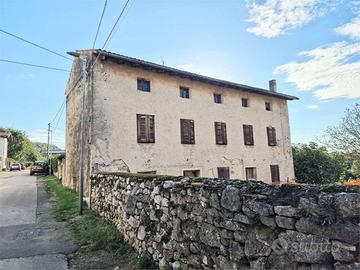 Casa rurale in pietra da ristrutturare