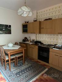 Casa indipendente su tre piani 270 mq.commerciale