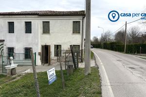 Casa da ristrutturare su due piani con giardino es